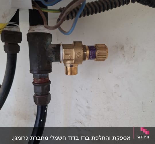 שסתום פליז מחובר לצינור דוד שמש
